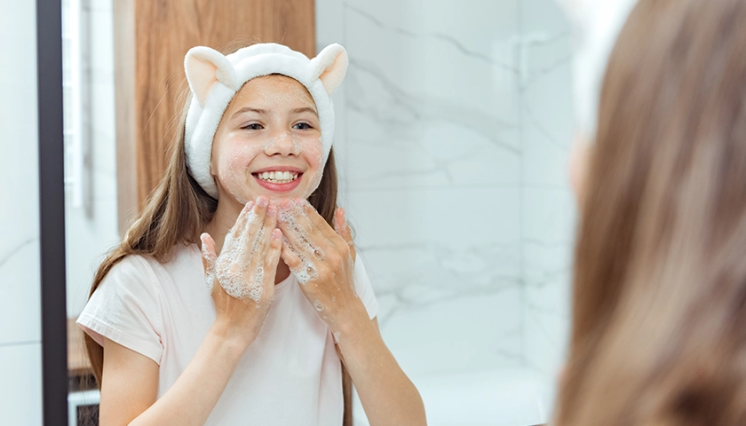 adolescente_haciendo_skincare.webp