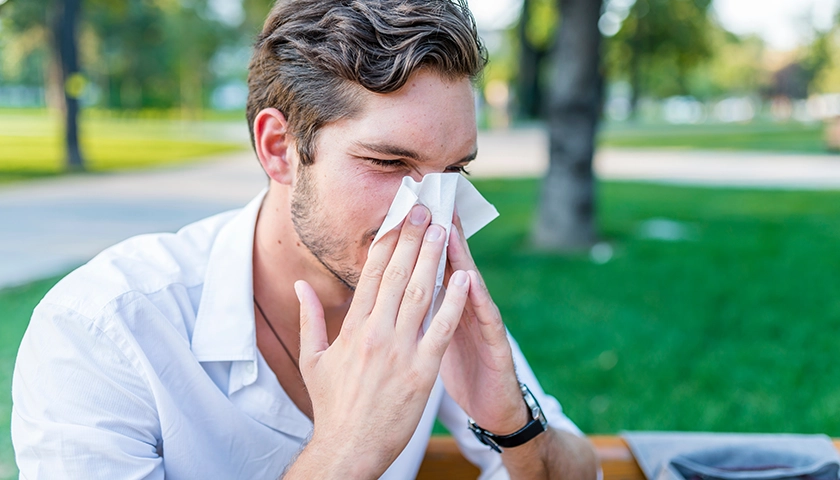 hombre_con_alergia_por niveles_altos_de_polen.webp