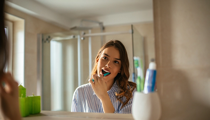 mujer_cepilla_dientes_prevenir_caries (1).webp
