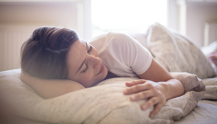 mujer_durmiendo_bien.webp
