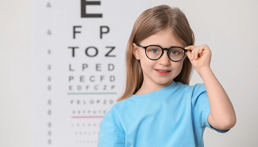 nina_con_gafas_miopia_infantil.webp