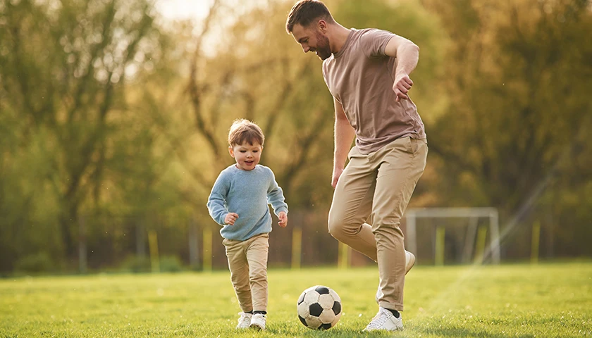 padre_deportista_con_hijo.webp