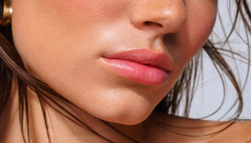 Primer plano de un maquillaje natural con pocos productos. (1).webp